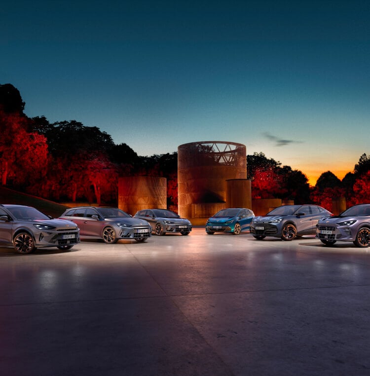 Véhicules électriques sur batterie, CUPRA Born et CUPRA Tavascan, gestion de flotte d’entreprise, fond orange et béton.