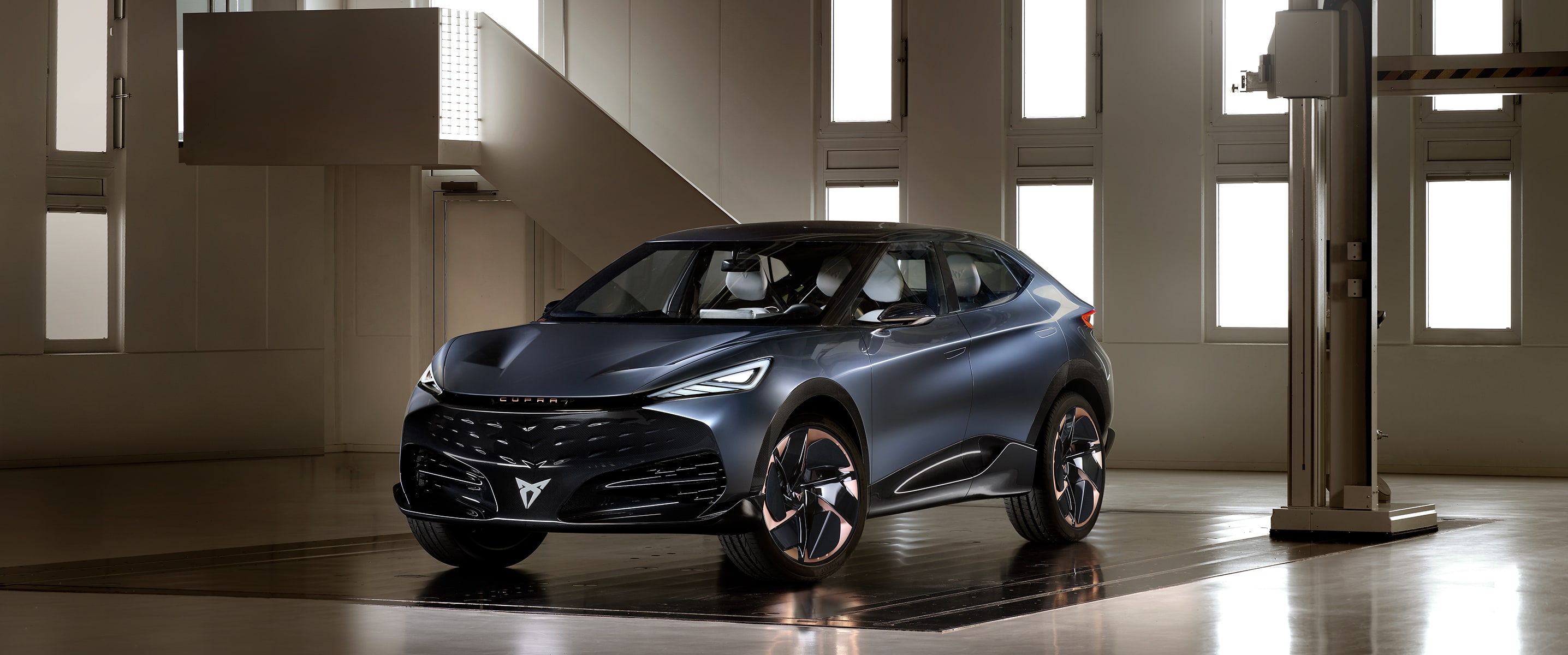 Nouveau CUPRA Tavascan concept car couleur bleu pétrole mat