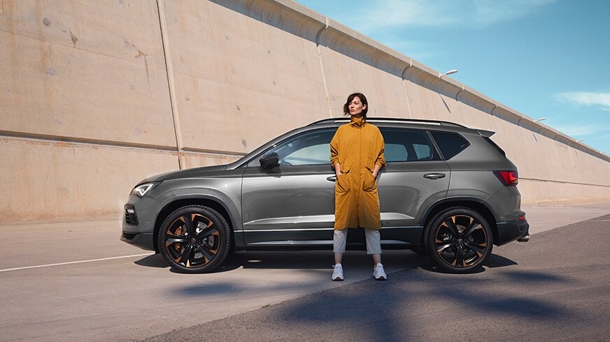 femme-debout-cupra-ateca-2020-rodium-gris-couleur 