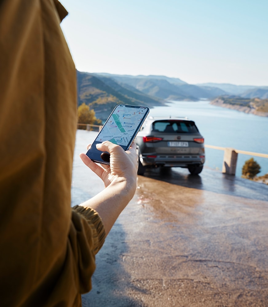 femme-connectée-à-cupra-connectée-via-smartphone