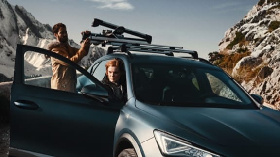 Homme ajustant le porte-skis extensible de la CUPRA Formentor