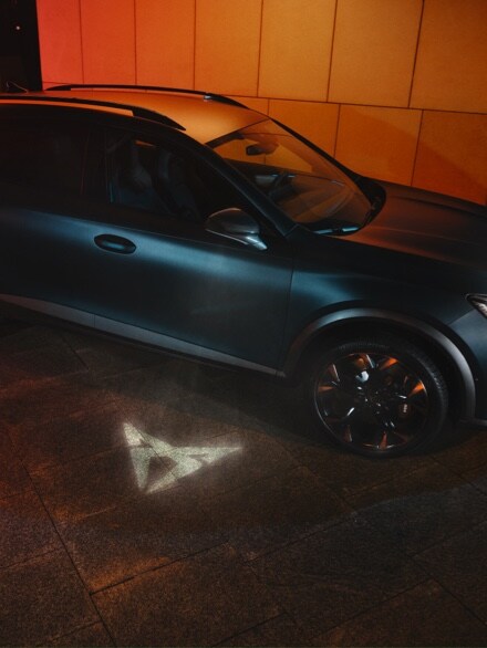 nouveau cupra formentor compact suv avec lumière bienvenue sous le rétroviseur latéral.