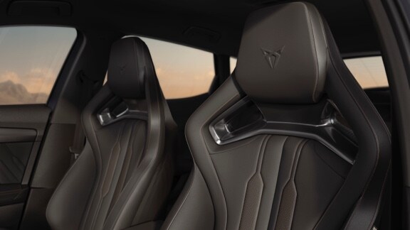 femme assise à l'intérieur de la nouvelle cupra formentor tenant le volant