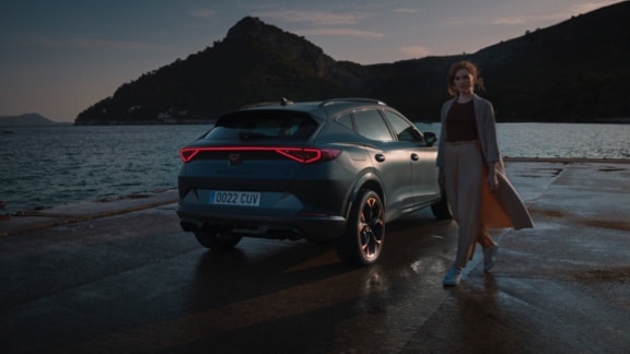 nouveau cupra formentor compact suv avec les phares Full LED