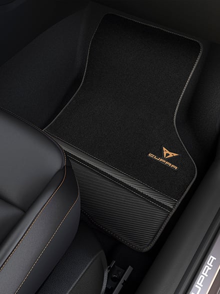 Tapis de voiture CUPRA Leon SP 2024 en fibre de carbone.