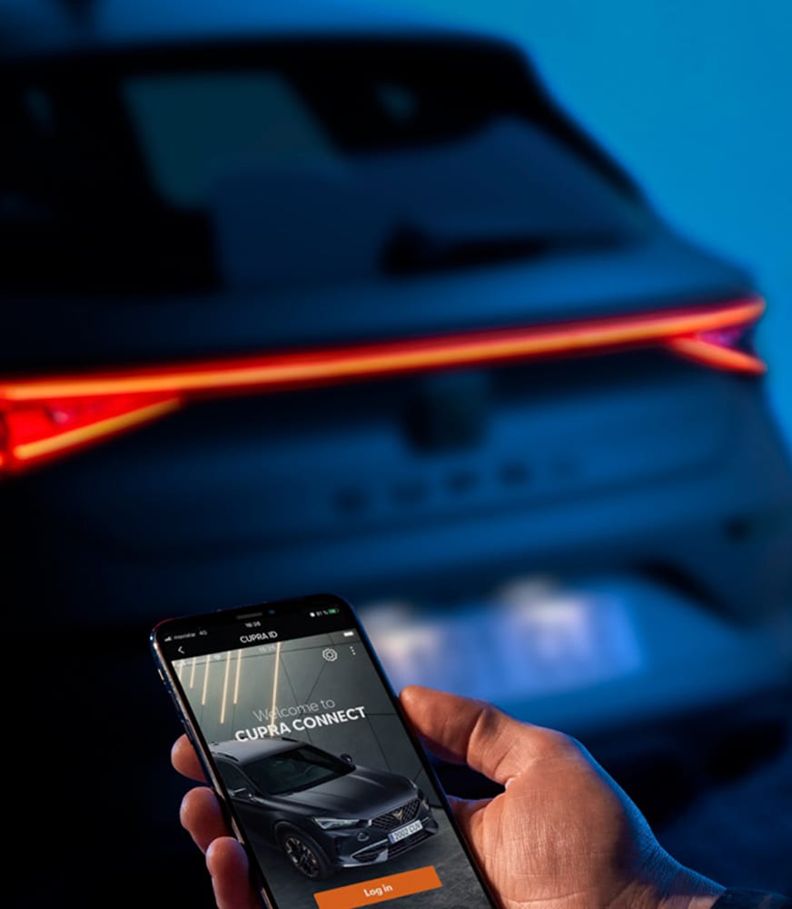 Accès%20à%20distance%20de%20la%20CUPRA%20Leon%20cinq%20portes%20eHybrid,%20voiture%20de%20sport%20compacte%20vue%20de%20l%27intérieur