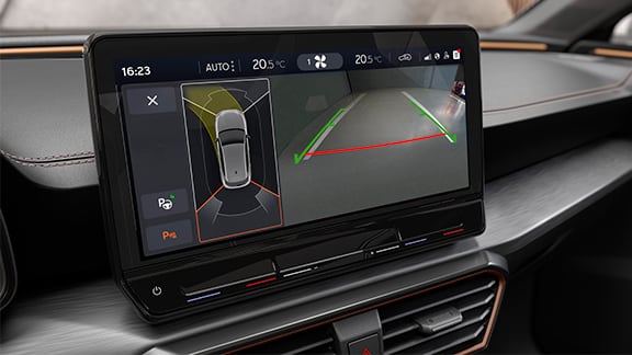 Stationnement autonome de la nouvelle CUPRA Leon Sportstourer ehybrid Voiture de sport familiale vue de l'intérieur