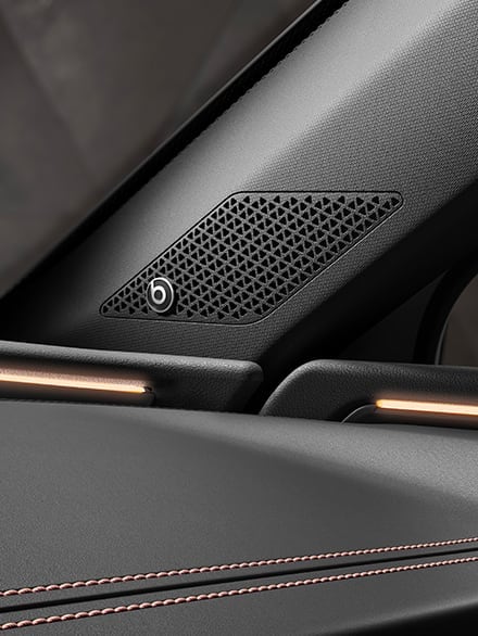 Haut-parleurs BeatsAudio de la nouvelle CUPRA Leon Sportstourer ehybrid Voiture de sport familiale vue de l'intérieur