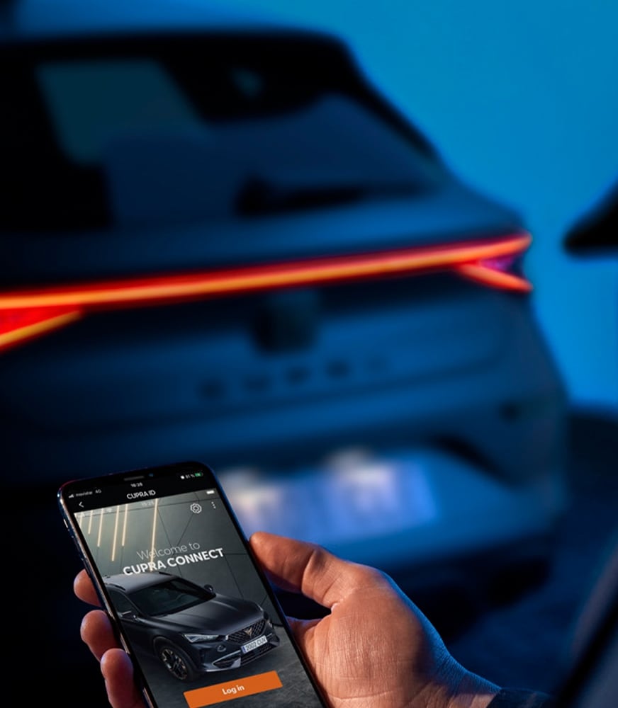 accès%20à%20distance%20de%20la%20cupra%20leon%20cinq%20portes%20ehybrid%20voiture%20de%20sport%20compacte%20vue%20intérieure