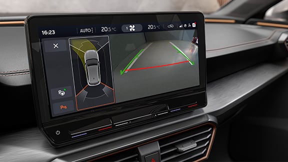 Stationnement autonome de la nouvelle CUPRA Leon voiture compacte sportive cinq portes ehybrid vue intérieure