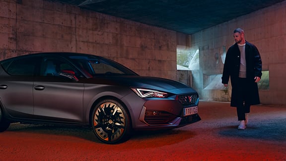 nouvelle CUPRA Leon ehybrid en charge couleur gris magnétique matte voiture de sport compacte vue de face