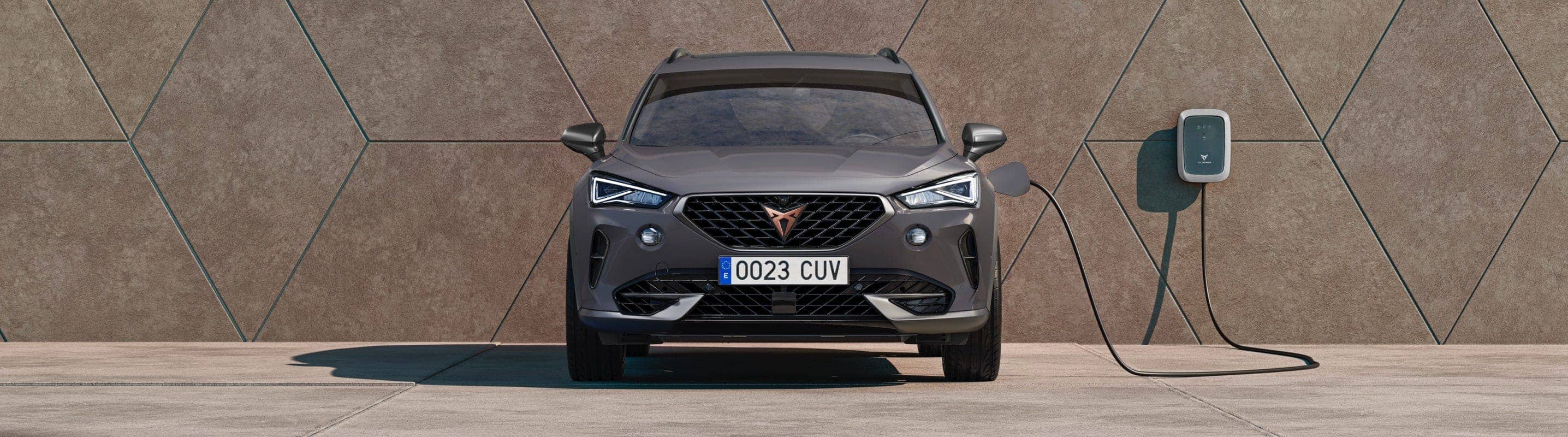 CUPRA Formentor peinture Gris CaÏman en charge sur borne