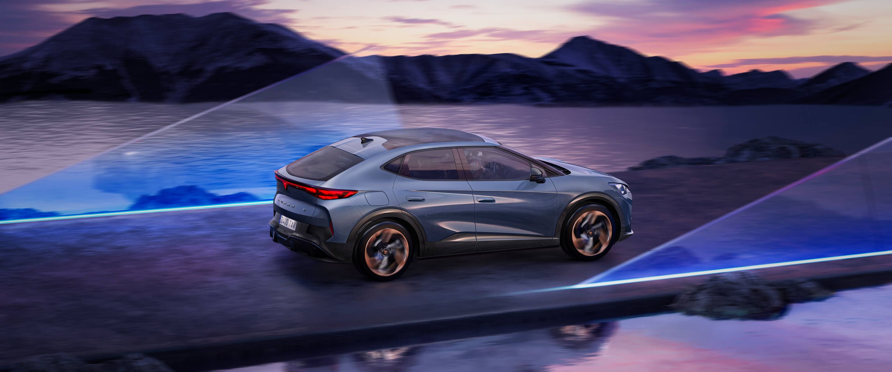 La CUPRA Tavascan électrique roulant le long d’une route côtière pittoresque au coucher du soleil, avec un paysage montagneux et des faisceaux lumineux futuristes, mettant en valeur un design innovant.