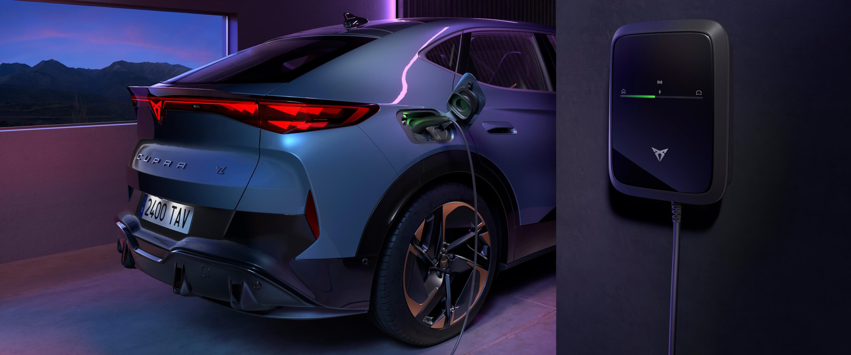 Recharge d’une CUPRA Tavascan électrique avec un câble mode 3 sur une wallbox domestique, illustrant le coût de la recharge d’une voiture électrique.