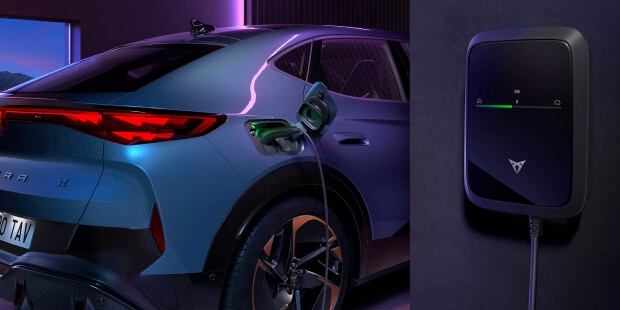 Recharge d’une CUPRA Tavascan électrique avec un câble mode 3 sur une wallbox domestique, illustrant le coût de la recharge d’une voiture électrique.