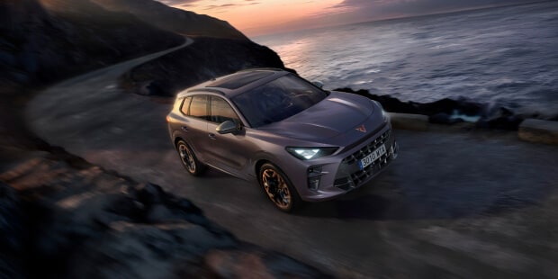 Illustration du freinage régénératif par la CUPRA Terramar VZ hybride rechargeable roulant sur la côte au coucher du soleil, vue de face.