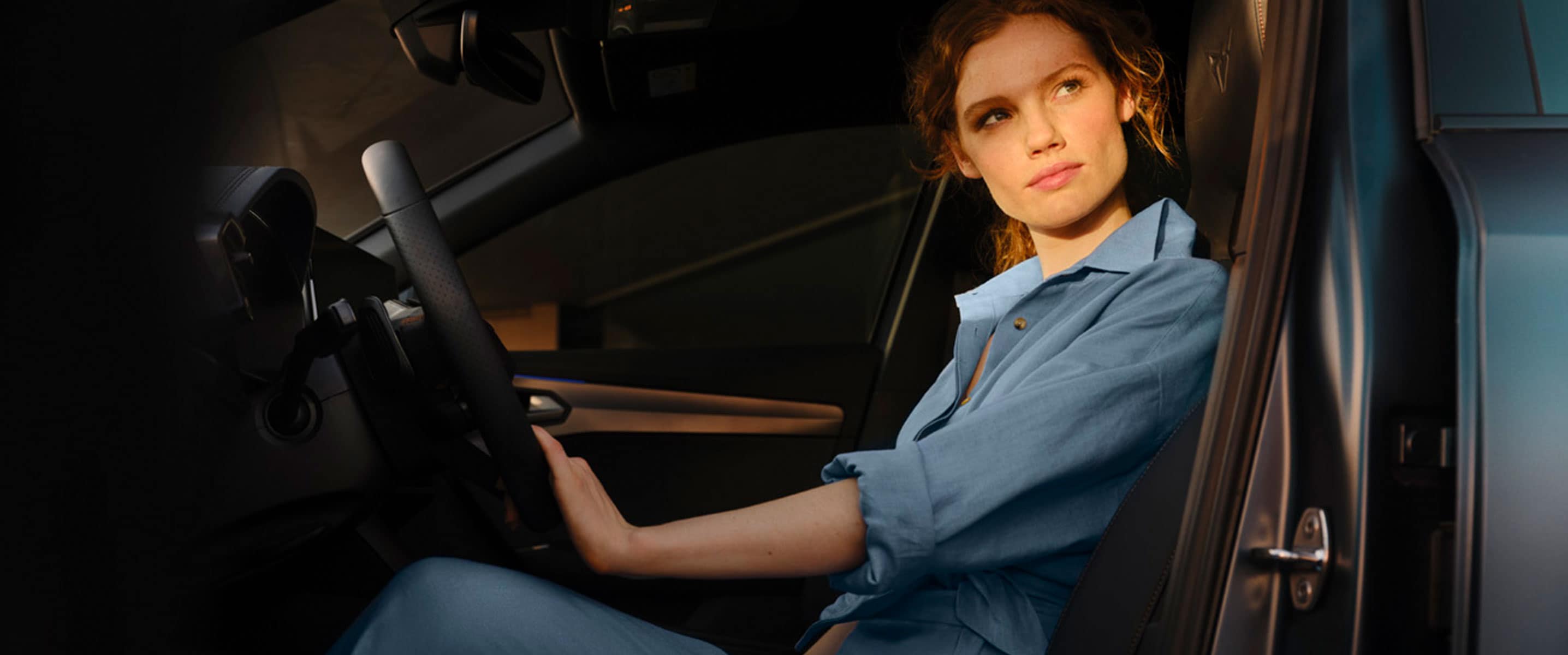 Femme au volant de la CUPRA Formentor