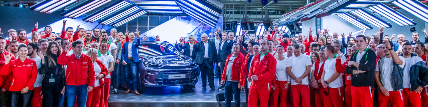 CUPRA dévoile la CUPRA Terramar aux employés d'Audi Hongrie, chargés de sa production.