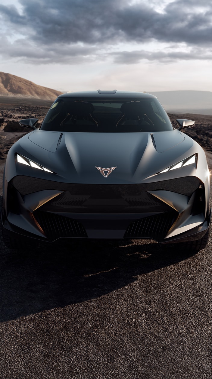 La CUPRA Tindaya, une voiture futuriste au design agressif, avec le logo Cupra distinctif sur le capot, est un élément clé de son identité.